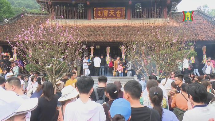 Du khách đi Lễ hội Chùa Hương