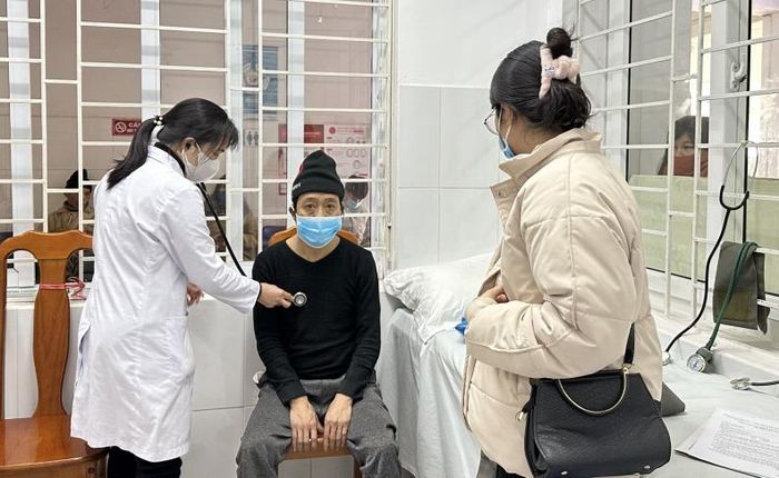 Bác sĩ Bệnh viện Đa khoa tỉnh khám bệnh cho người dân sáng 15/2.