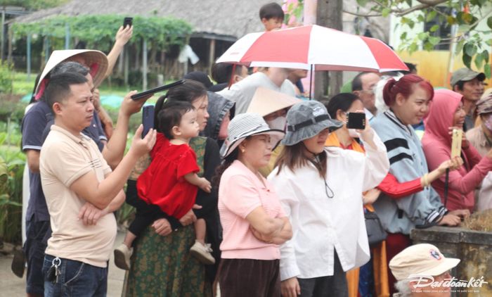 Rất đông người dân đến xem Lễ hội Cầu Bông.