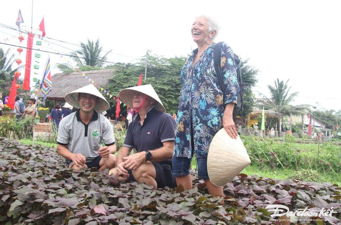 Du khách nước ngoài vui vẻ trải nghiệm ở làng rau Trà Quế.