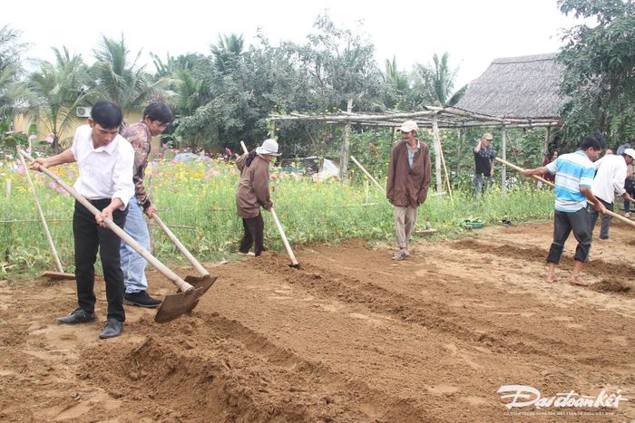 Người dân xã Cẩm Hà làm đất để trồng rau.