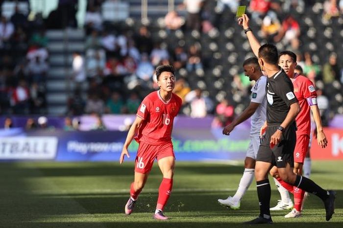Sự khác biệt khá lớn giữa lối chơi chung của các CLB V-League với triết lý kiểm soát bóng của HLV Troussier ở ĐTQG là một trong những nguyên nhân dẫn tới thất bại ở Asian Cup 2023. Ảnh: Hoàng Linh