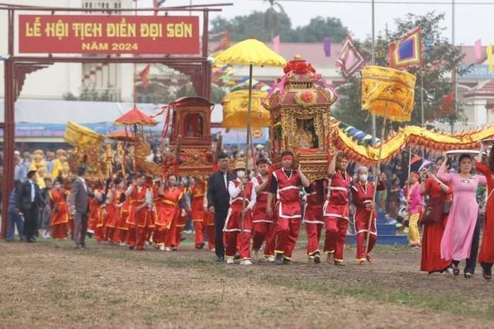Lễ rước của làng Đọi Tam đón linh vị vua Lê Đại Hành từ đình và nghi thức rước kiệu, linh vị vua Lê từ chùa Long Đọi Sơn xuống
