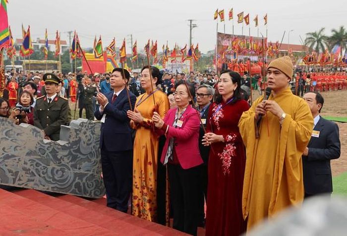 Nguyên Phó Chủ tịch nước Nguyễn Thị Doan và lãnh đạo tỉnh Hà Nam dâng hương