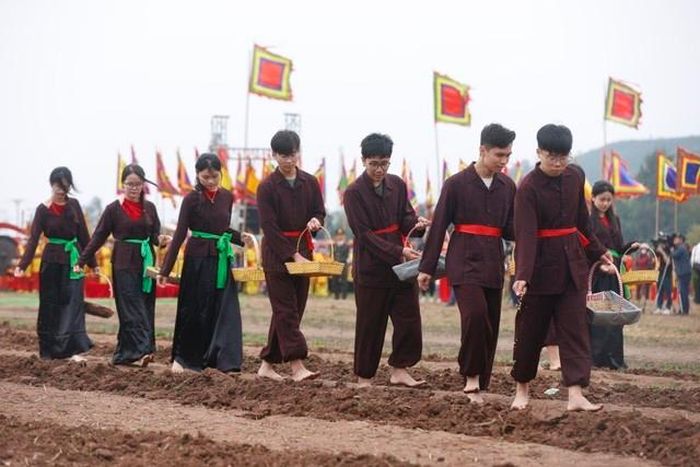 Thanh niên trong làng đi gieo hạt giống sau khi cày