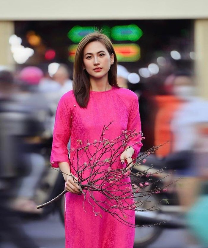 Bên cạnh đó, ngọc nữ điện ảnh Việt cũng trân trọng những khoảnh khắc bên gia đình và đam mê du lịch. Cô tâm sự: “Ở độ tuổi nào, tôi cũng muốn được đi thật nhiều. Những chuyến đi cho tôi được quan sát cuộc sống, thêm vốn sống và cảm hứng sáng tạo. Có những vùng đất đã hóa thân quen nhưng mỗi lần đi cùng một người khác, tôi lại tìm thấy nhiều thứ mới”.