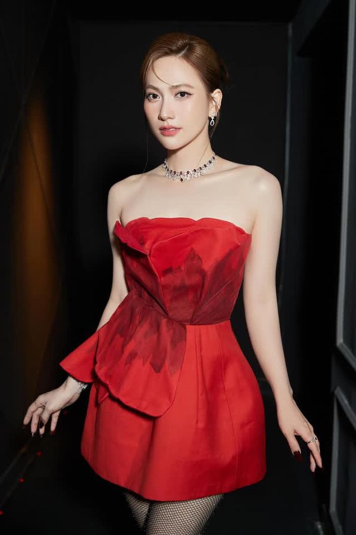 Hết mình với từng vai diễn nhưng khi trở về đời thực, Phương Anh Đào giữ nhịp sống kín đáo kiểu "low-key". Cô ít dùng mạng xã hội, dành nhiều thời gian cho các sở thích cá nhân như nấu nướng, chăm cây, xem phim, đọc sách, tập yoga.