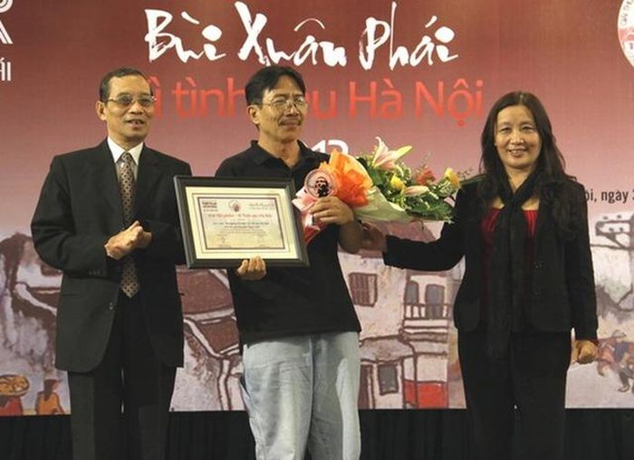 Nhà văn Nguyễn Ngọc Tiến (giữa) nhận Giải thưởng Bùi Xuân Phái - Vình tình yêu Hà Nội 2012