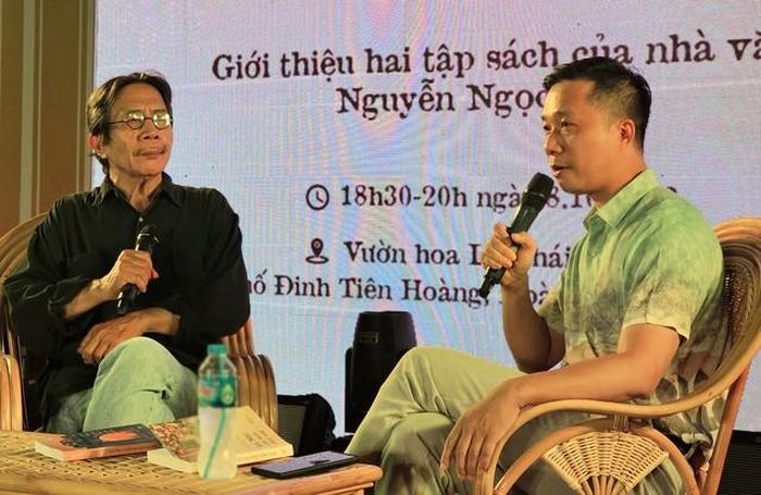Nhà văn Nguyễn Ngọc Tiến (trái) và nhà văn Nguyễn Trương Quý (phải) tại sự kiện “Làng làng phố phố Hà Nội”