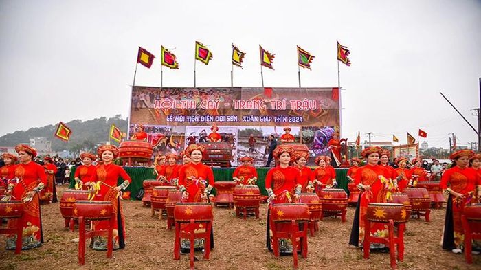 Màn trống khai hội do những phụ nữ các thôn Đọi Tam, Đọi Tín biểu diễn. 