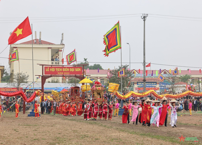  Nghi lễ rước kiệu, dâng lễ Thần Nông. 