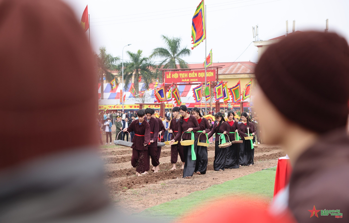 Nghi thức gieo hạt cầu năm mới mùa màng bội thu. 