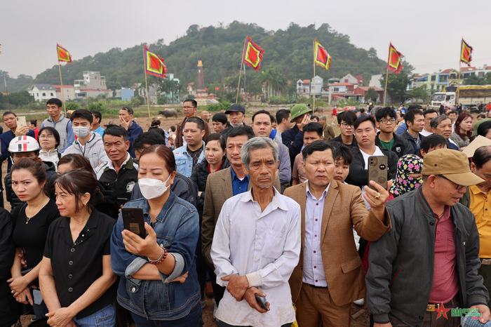 Đông đảo nhân dân và du khách tham dự lễ hội. 