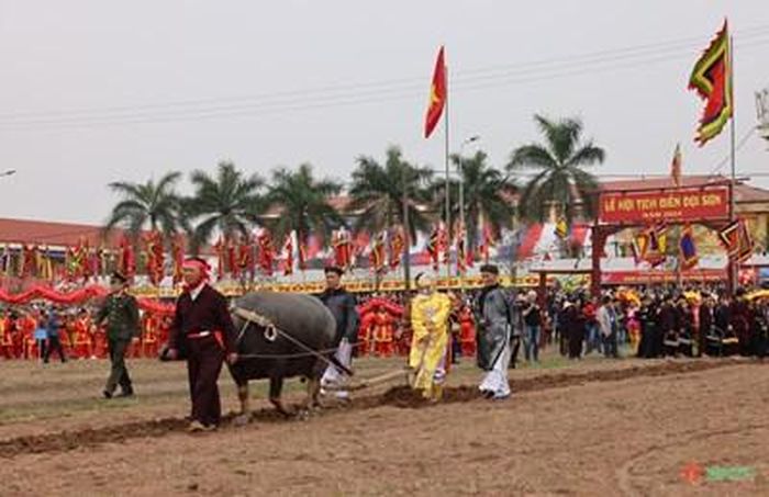  Lão nông hóa thân vua Lê Đại Hành cày ruộng. 
