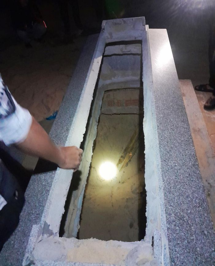 Phần mộ bị kẻ xấu đào bới, phá hoại nghi vấn để trộm vàng.