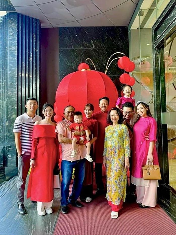 Theo Arttimes, từ dữ liệu của Box Office Vietnam - đơn vị quan sát phòng vé độc lập, phim Mai của Trấn Thành có doanh thu 181,5 tỷ đồng tính đến ngày 15/2. Trước đó, doanh thu 2 phim của Trấn Thành cũng trăm tỷ: Bố già (427 tỷ đồng) và Nhà bà Nữ (475 tỷ đồng). Doanh thu của ba bộ phim do Trấn Thành sản xuất hiện đạt con số nghìn tỷ. Ảnh: FBNV.