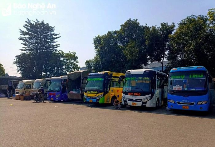  Các tuyến xe khách cố định hoạt động tại Bến xe chợ Vinh trước thời điểm buộc phải dừng hoạt động vận tải khách. Ảnh: QA 