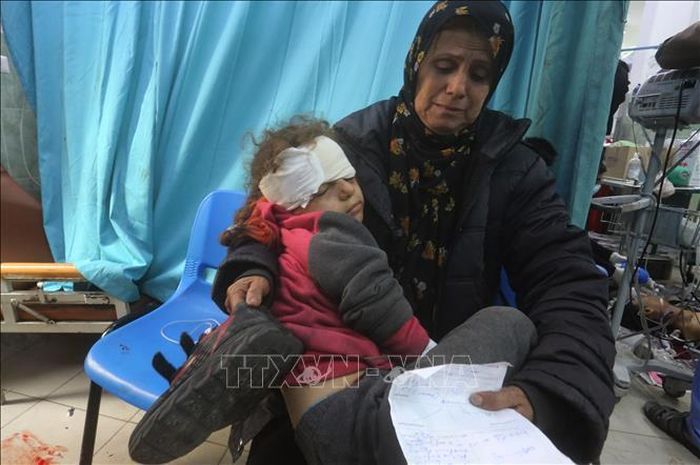 Điều trị cho em nhỏ bị thương tại bệnh viện ở Rafah, Dải Gaza ngày 23/1. THX/TTXVN