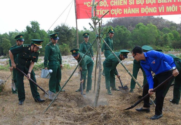Cán bộ, chiến sĩ, đoàn viên, thanh niên trồng cây tại phường An Phú