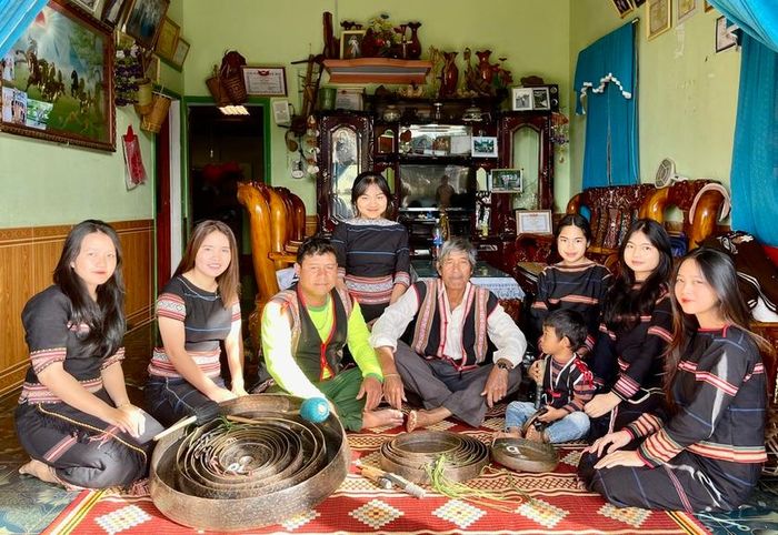 Ông Ksor Kol (thứ 5 từ trái sang) tích cực phối hợp truyền dạy cồng chiêng cho người dân trong làng. Ảnh: N.H