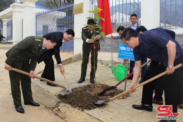 Lãnh đạo huyện Thuận Châu tham gia trồng cây phân tán.