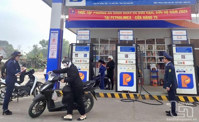Đội Quản lý thị trường số 4 kiểm tra, giám sát hoạt động kinh doanh xăng dầu trên địa bàn TP. Phổ Yên dịp trước Tết Nguyên đán 2024.