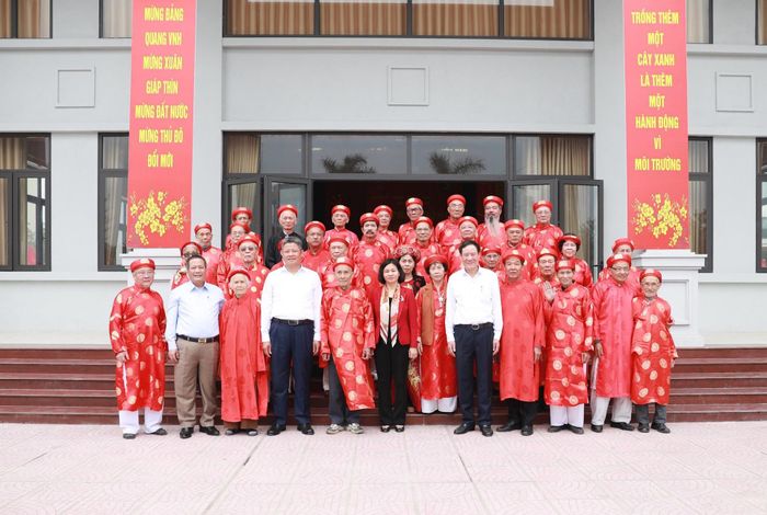 Phó Bí thư Thường trực Thành ủy Nguyễn Thị Tuyến, Phó Chủ tịch UBND thành phố Nguyễn Mạnh Quyền với các vị cao niên xã Ngũ Hiệp.