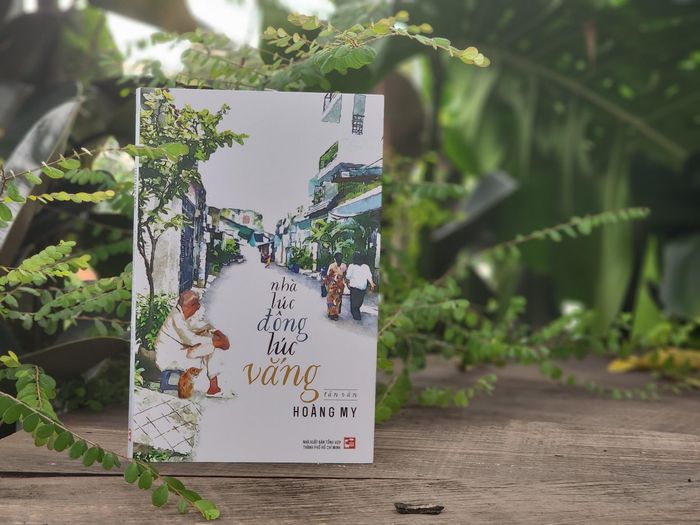  Tập tản văn Nhà lúc đông lúc vắng của tác giả Hoàng My. Ảnh: NXB Tổng hợp TP.HCM. 