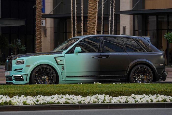  Được phát triển trên nền tảng Cullinan Black Badge, Cullinan Mansory Linea D’Oro sở hữu ngoại thất màu xanh Bright Turquoise và chuyển dần về màu đen Dark Shadow Black. 