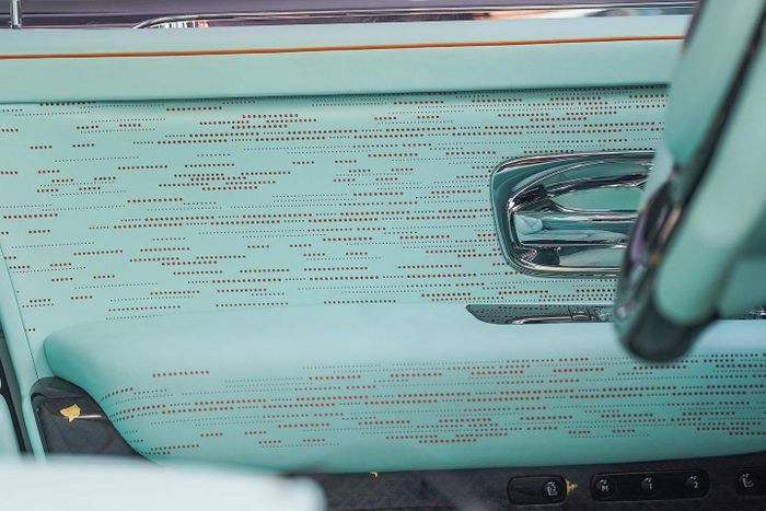  Nội thất của Rolls-Royce Cullinan Mansory Linea D’Oro cũng mang tông màu xanh Bright Turquoise với ốp nội thất bằng sợi carbon pha các lá vàng. 