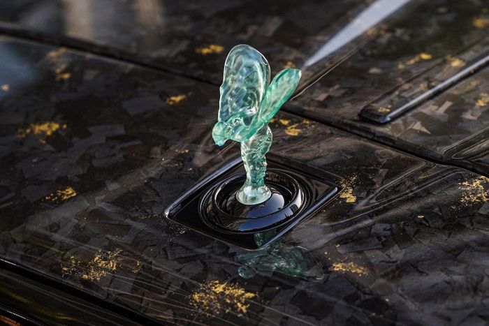  Biểu tượng Spirit of Ecstasy được Mansory chế tác bằng pha lê màu xanh. Nhiều chi tiết như nắp capo, viền cửa sổ... được làm bằng sợi carbon đúc có pha lẫn các lá vàng. 