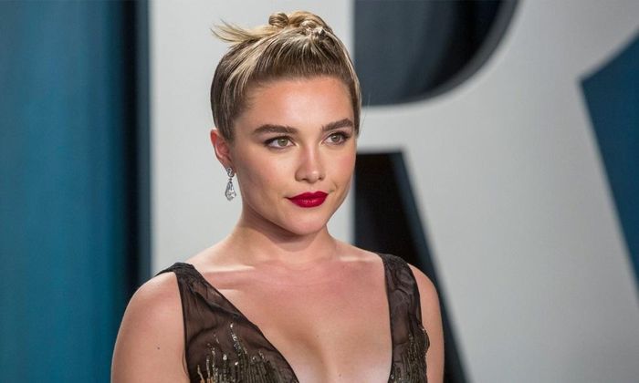  Sinh năm 1996, Florence Pugh là diễn viên người Anh đầy triển vọng tại kinh đô Hollywood. Khởi động sự nghiệp diễn xuất từ năm 18 tuổi, cô nàng tới nay đã để lại nhiều dấu ấn qua các tác phẩm đình đám như The Falling (2014), Lady Macbeth (2016), Midsommar (2019) hay Black Widow (2021). Florence nhận đề cử Oscar đầu tiên với vai phụ trong bộ phim Little Women của nữ đạo diễn Greta Gerwig. 