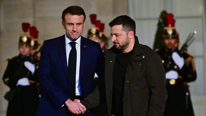 Tổng thống Pháp Emmanuel Macron (trái) bắt tay Tổng thống Ukraine Volodymyr Zelensky tại Điện Elysee ở Paris, sau khi ký thỏa thuận an ninh song phương hôm 16/2. Ảnh AFP