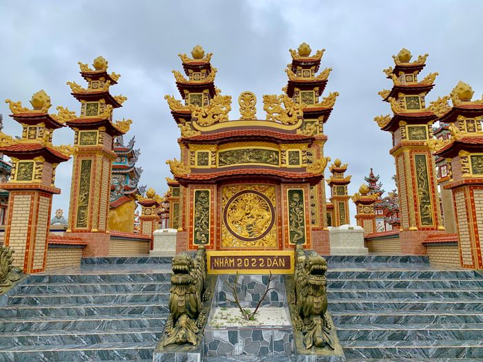 Những ngôi mộ lộng lẫy, xa hoa tráng lệ khiến nhiều người đi ngang qua không khỏi trầm trồ về sự hoành tráng của “thành phố lăng” tại đây.