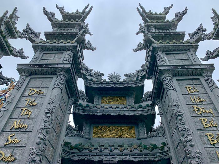 Nhiều cột trụ to lớn với hoa văn được chạm khắc tinh xảo.