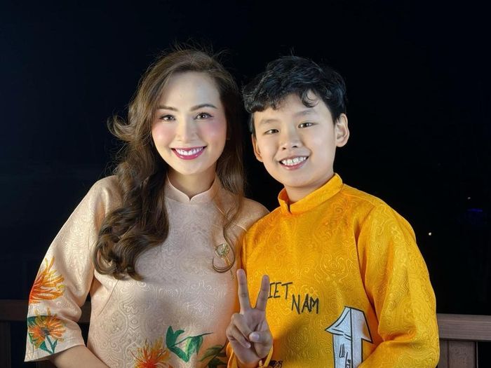 Hoa hậu Diễm Hương và con trai.