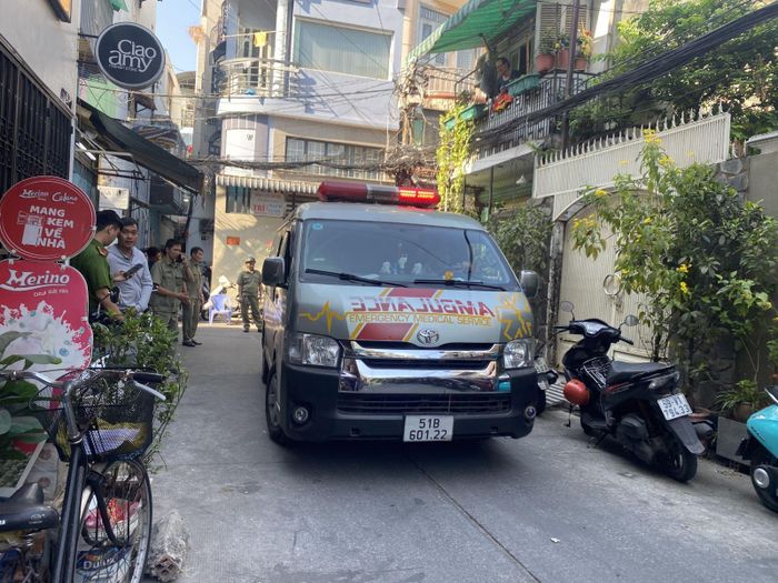 Xe cứu thương được huy động vào hiện trường cháy. Ảnh: CTV