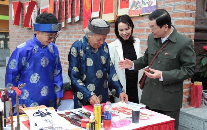Hoạt động tặng chữ thư pháp tại Lễ khai bút đầu Xuân Giáp Thìn 2024 tại tỉnh Quảng Ninh (Ảnh: CTV).