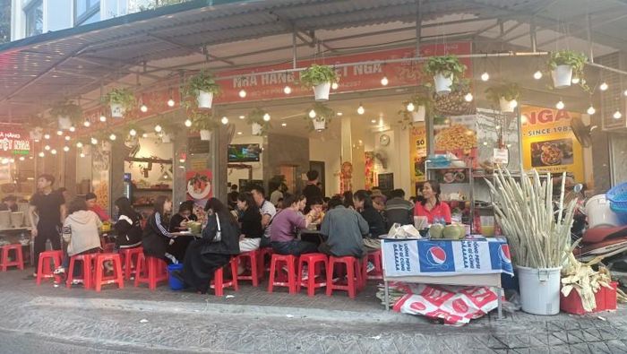 Các hàng quán xung quanh Phủ Tây Hồ luôn đông khách