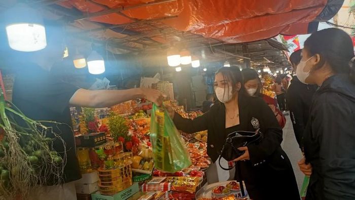  Các cửa hàng bán mặt hàng lễ như hương hoa, vàng mã, hoa quả... tấp nập khách vào ra 