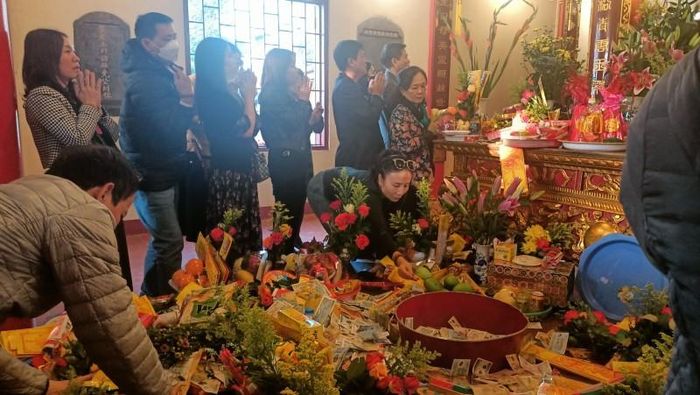 Bên trong phủ, lượng người lễ bái mỗi lúc một đông, cầu điều tốt đẹp nhất sẽ đến với bản thân và gia đình