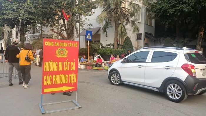  Biển chỉ dẫn, hướng dẫn du khách khi tới Phủ Tây Hồ để bảo đảm an ninh trật tự, giao thông được thông suốt 