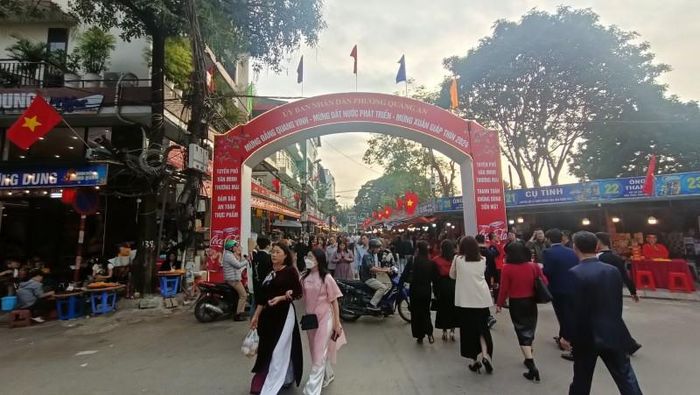  Theo ghi nhận của phóng viên Báo Công Thương vào chiều 16/2, hàng nghin người đã tới Phủ Tây Hồ để cầu may 