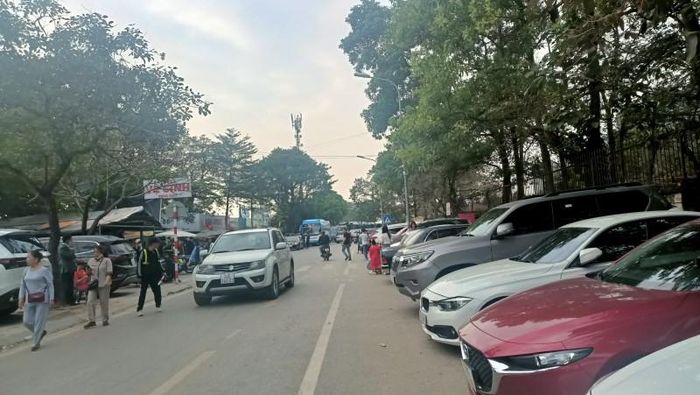 Ô tô xếp kín hai bên đường dẫn vào Phủ Tây Hồ. Theo ghi nhận, có nhiều xe mang biển số của các tỉnh, thành khác nhau