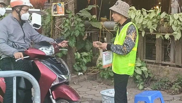 Việc thu phí phương tiện tại các bãi trông giữ xe được công khai, minh bạch. Vé xe máy là 5.000 đồng/lượt, phí xe ô tô sẽ thanh toán tự động qua ví VETC với giá tiền 20.000 đồng/giờ theo đúng quy định
