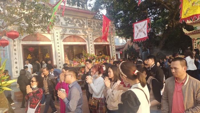  Vào những ngày lễ, Tết và ngày rằm, lượng khách đến Phủ Tây Hồ để du xuân và lễ rất đông 