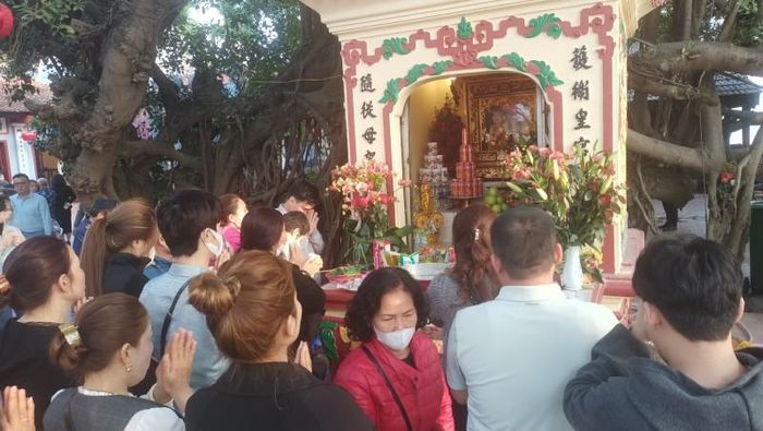  Miếu thờ bên ngoài Phủ Tây Hồ cũng rất đông du khách 