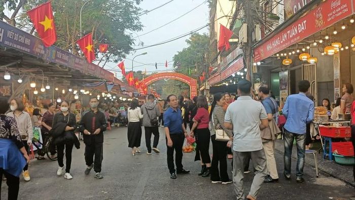 Theo ghi nhận của phóng viên, càng về chiều, lượng du khách đến Phủ Tây Hồ càng đông