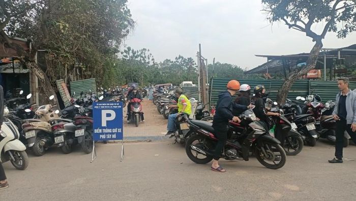  Quanh Phủ Tây Hồ có nhiều bãi trông giữ xe, địa điểm nào cũng kín chỗ 
