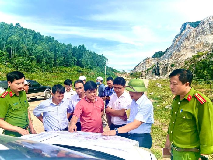 Đoàn giám sát của HĐND huyện khảo sát thực tế việc khai thác khoáng sản trên địa bàn
